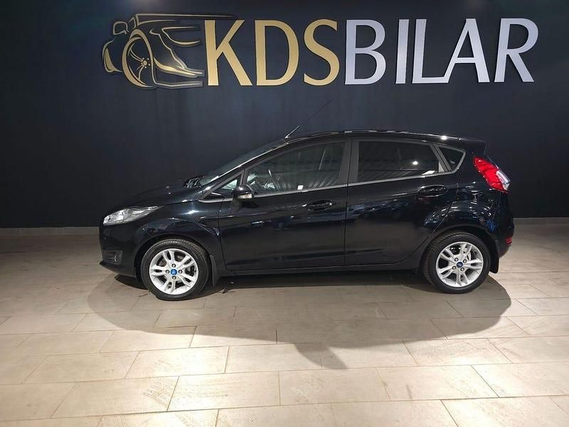 Svart Begagnad 2015 Ford Fiesta Titanium Halvkombi | 89 500 kr (Marknadspris) - Bild 1/4