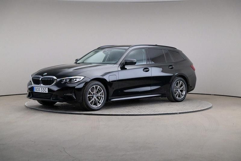 Svart (black (solid)) Begagnad 2021 BMW 330e Sport Line Kombi | 259 000 kr (Bra pris) - Bild 1/4