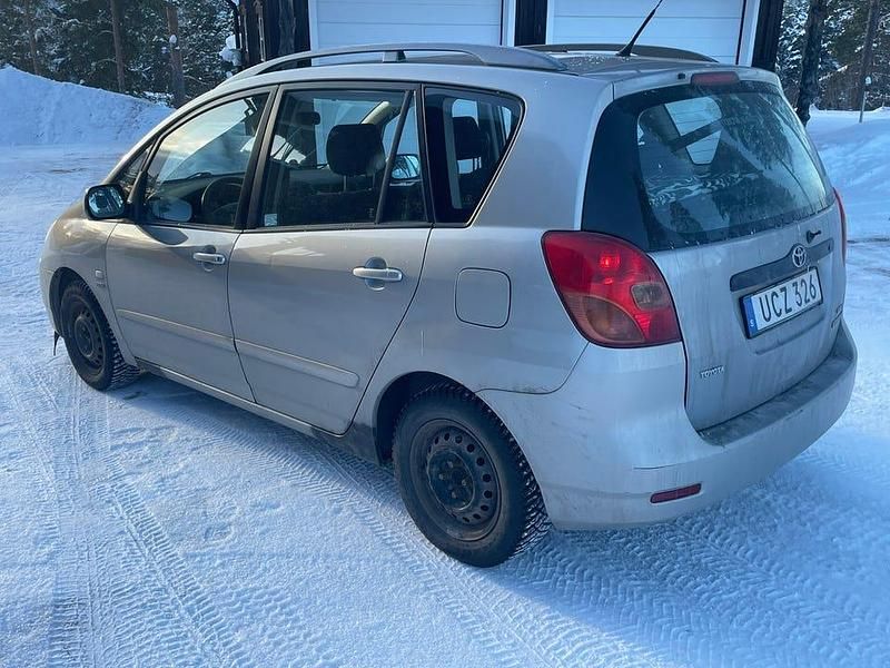 Begagnad Toyota Corolla Verso 110 HK (80 kW) 2003 Minibuss