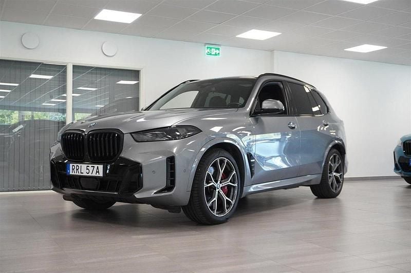 Grå Begagnad 2024 BMW X5 Comfort Edition SUV | 1 009 800 kr (Superpris) - Bild 1/4