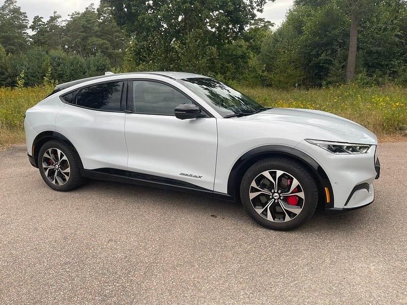 Vit Begagnad 2021 Ford Mustang Mach-E SUV | 409 000 kr (Marknadspris) - Bild 1/4