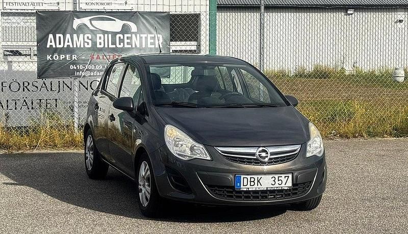 Grå Begagnad 2013 Opel Corsa Enjoy Halvkombi | 49 600 kr (Marknadspris) - Bild 1/4