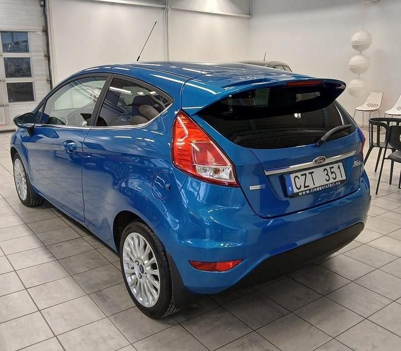 Begagnad Ford Fiesta Titanium 101 HK (74 kW) 2014 Blue candy met Halvkombi