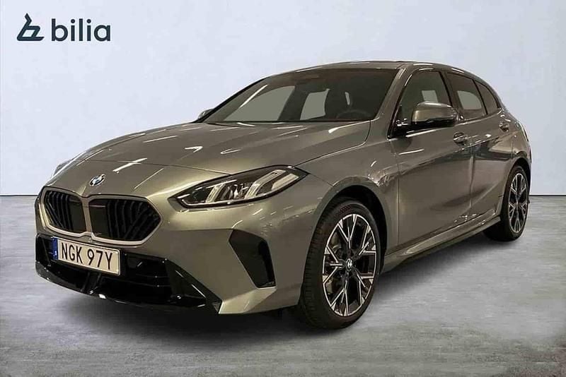 Grå Begagnad 2026 BMW 120 Halvkombi | 459 900 kr - Bild 1/1