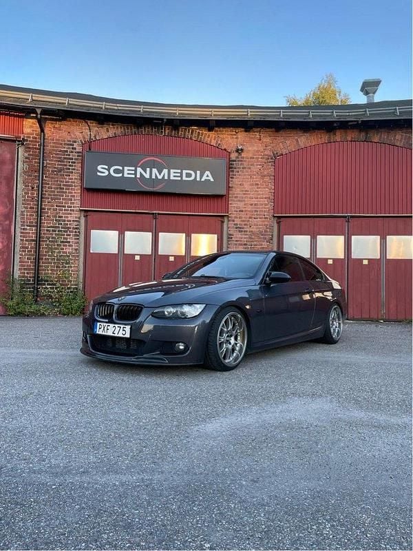 Grå Begagnad 2007 BMW 335 Comfort Edition Sportkupé | 175 000 kr (Marknadspris) - Bild 1/4