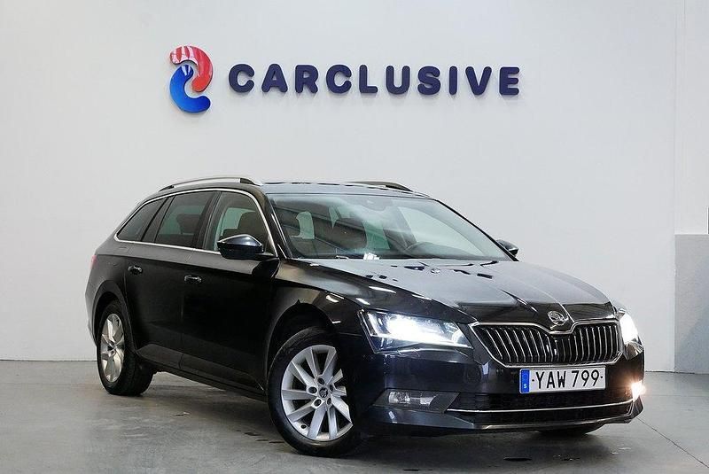 Svart Begagnad 2015 Skoda Superb Kombi | 164 900 kr (Marknadspris) - Bild 1/4