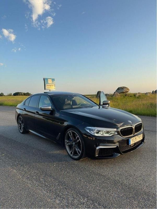 Svart Begagnad 2018 BMW M550 Sedan | 399 999 kr (Lite dyr) - Bild 1/4