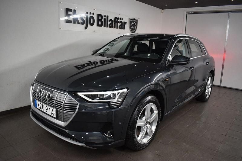 Grå Begagnad 2021 Audi e-tron SUV | 359 500 kr (Marknadspris) - Bild 1/4