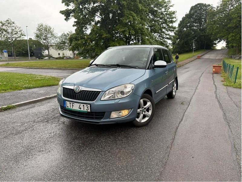 Grå Begagnad 2011 Skoda Fabia Elegance Halvkombi | 44 900 kr (Marknadspris) - Bild 1/4