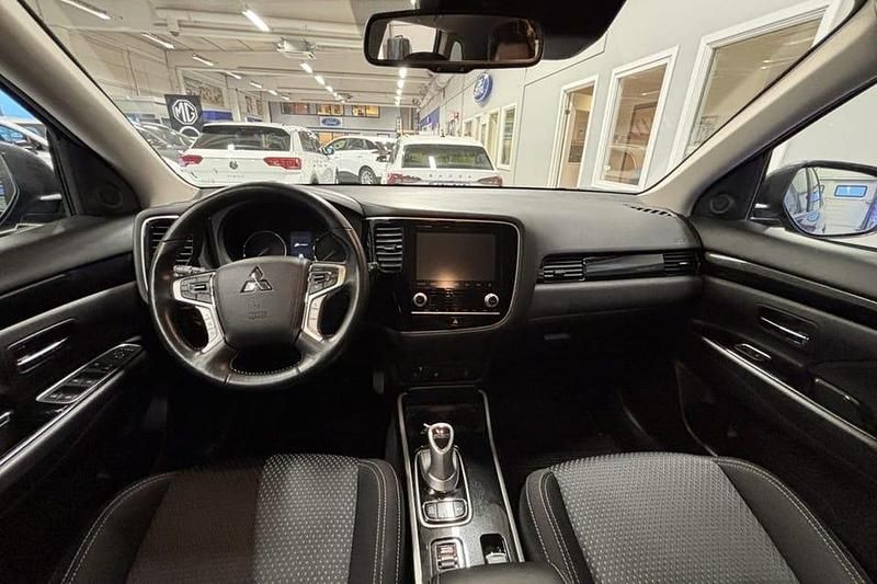 Begagnad Mitsubishi Outlander 227 HK (166 kW) 2020 Svart SUV