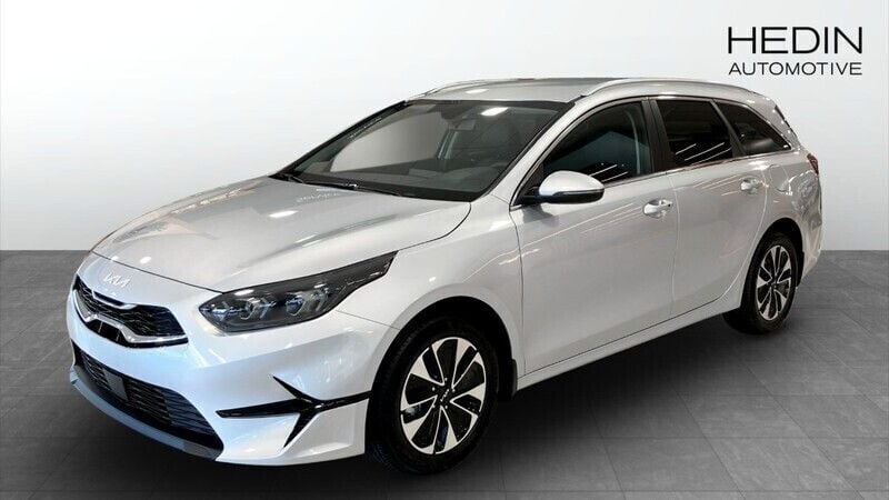 Silver Ny 2025 Kia Ceed Sportswagon 3 Kombi | 339 900 kr (Dyr) - Bild 1/4