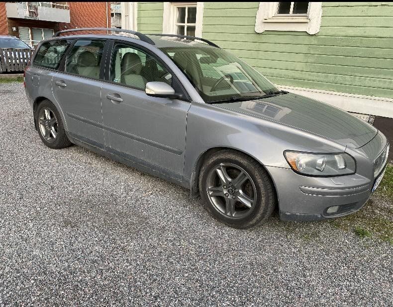 Grå Begagnad 2005 Volvo V50 Kinetic Kombi | 19 500 kr (Superpris) - Bild 1/3