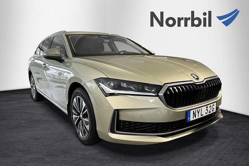 Begagnad Skoda Superb LAURIN & KLEMENT 193 HK (141 kW) 2025 Ljusgul Kombi
