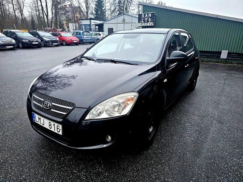 Svart Begagnad 2009 Kia Ceed Halvkombi | 34 900 kr (Marknadspris) - Bild 1/4