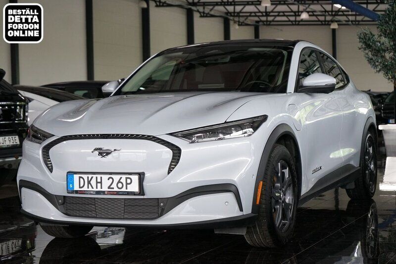 Vit Begagnad 2021 Ford Mustang Mach-E SUV | 339 500 kr (Bra pris) - Bild 1/4