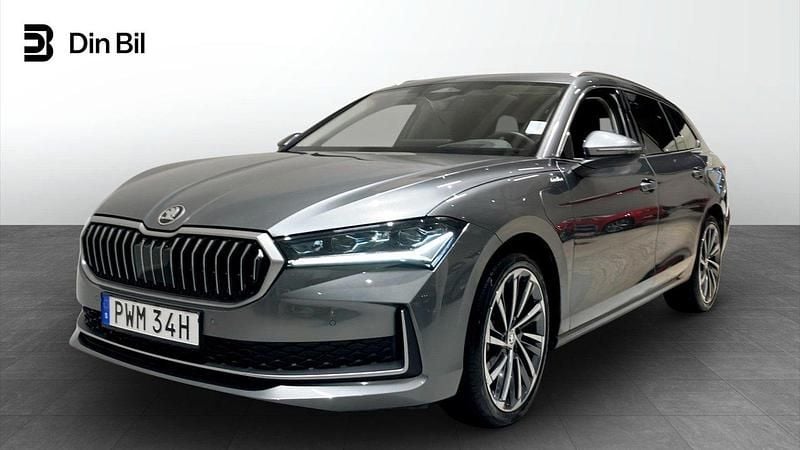 Grå Begagnad 2024 Skoda Superb LAURIN & KLEMENT Kombi | 479 900 kr - Bild 1/4