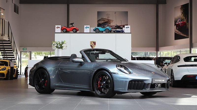 Flerfärgad Ny 2025 Porsche 911 Carrera 4 GTS Cab | 2 149 000 kr - Bild 1/4