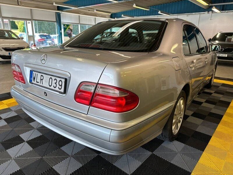 Begagnad Mercedes E240 170 HK (125 kW) 2001 Ljusgrå Sedan