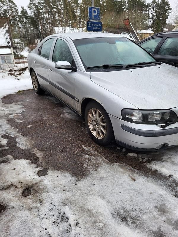 Begagnad 2004 Volvo S60 Sedan | 10 000 kr (Bra pris) - Bild 1/4
