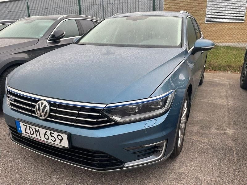 Blå (blå metallic) Begagnad 2018 VW Passat Executive Sedan | 199 000 kr (Marknadspris) - Bild 1/2