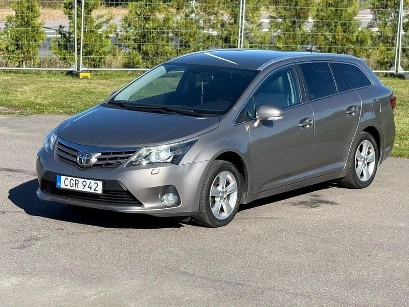 Brun (brun metallic) Begagnad 2014 Toyota Avensis Multidrive S Kombi | 88 500 kr (Marknadspris) - Bild 1/4