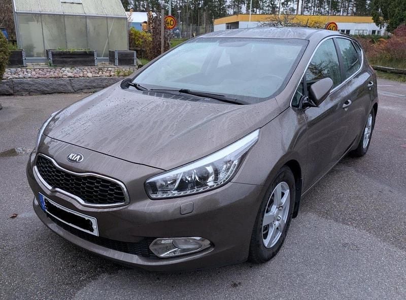 Brun Begagnad 2014 Kia Ceed Comfort Halvkombi | 69 000 kr (Bra pris) - Bild 1/4
