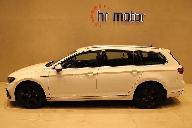 Vit Begagnad 2022 VW Passat GTE Kombi | 249 000 kr (Marknadspris) - Bild 1/4