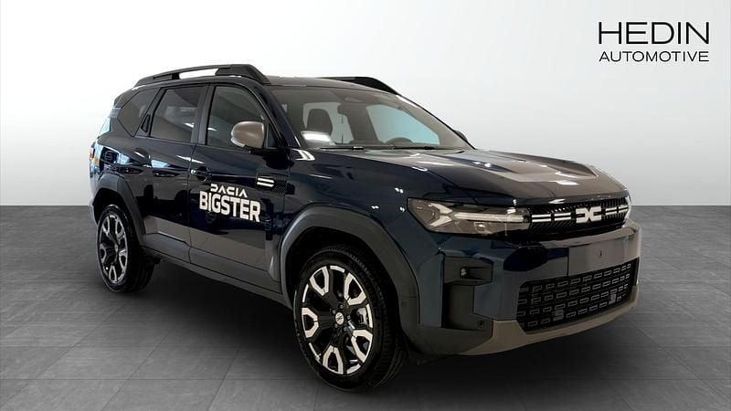 Blå (blue) Begagnad 2025 Dacia Bigster Journey SUV | 364 900 kr (Marknadspris) - Bild 1/4