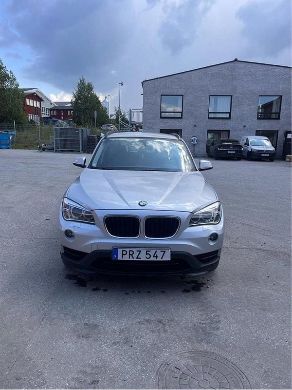 Silver Begagnad 2014 BMW X1 Sport Line SUV | 175 000 kr (Lite dyr) - Bild 1/4