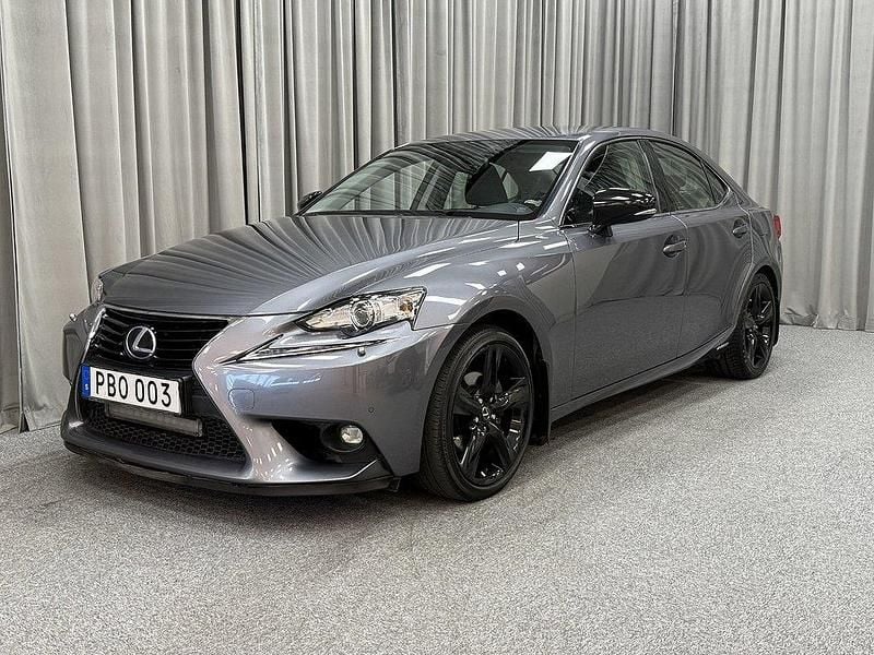 Grå Begagnad 2016 Lexus IS300h Sport Line Sedan | 239 900 kr - Bild 1/4