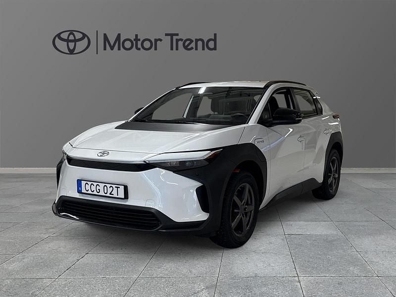 Vit Begagnad 2023 Toyota bZ4X SUV | 339 000 kr - Bild 1/4