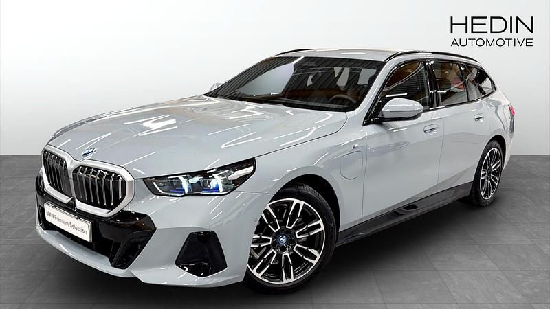Begagnad 2025 BMW 530e Comfort Edition Kombi | 634 700 kr (Superpris) - Bild 1/4