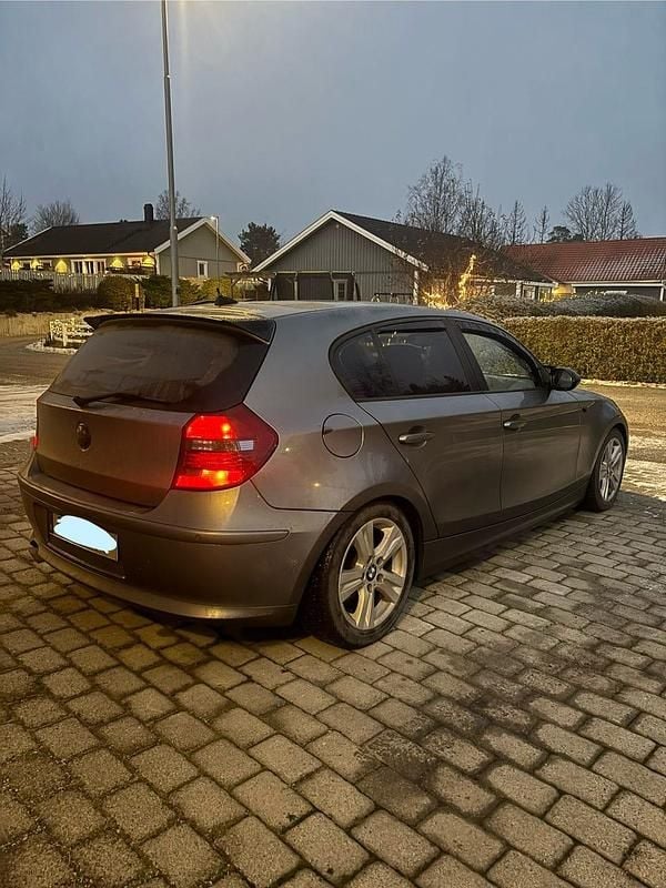 Begagnad 2010 BMW 118 Halvkombi | 70 000 kr (Marknadspris) - Bild 1/4