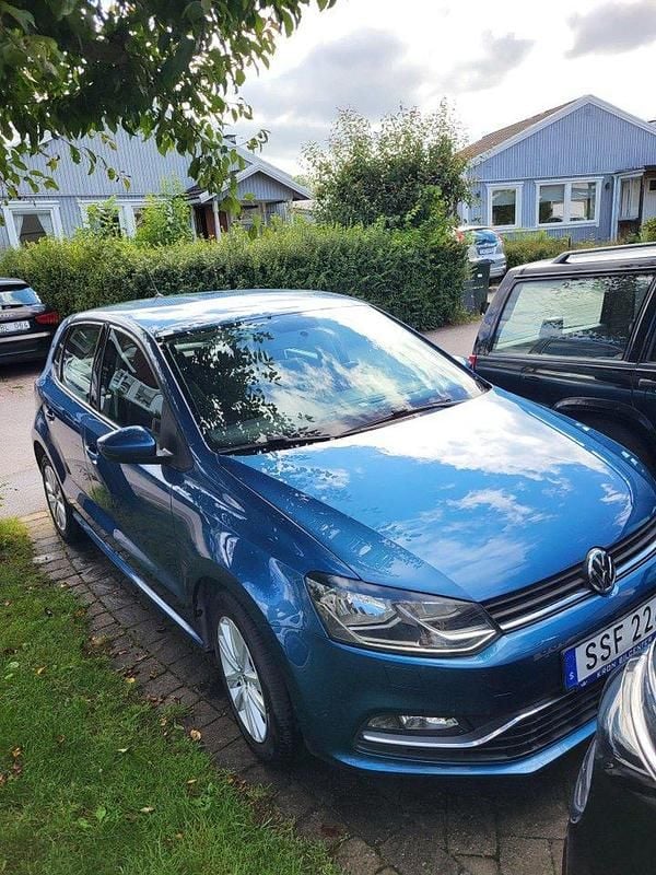 Blå Begagnad 2016 VW Polo Halvkombi | 80 000 kr (Marknadspris) - Bild 1/4