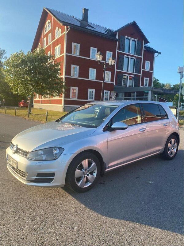 Silver Begagnad 2015 VW Golf VII Halvkombi | 99 900 kr (Bra pris) - Bild 1/4