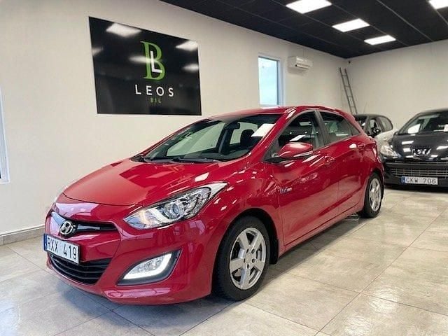 Röd Begagnad 2014 Hyundai i30 Halvkombi | 75 900 kr (Marknadspris) - Bild 1/4