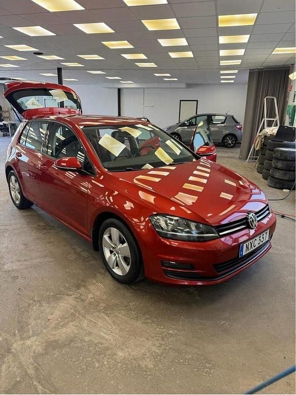 Röd Begagnad 2014 VW Golf VII S Halvkombi | 98 000 kr (Marknadspris) - Bild 1/4