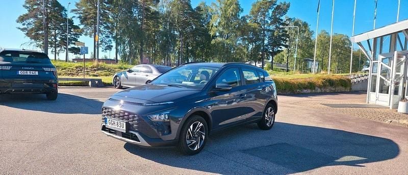 Grå Begagnad 2023 Hyundai Bayon Essential SUV | 209 900 kr (Marknadspris) - Bild 1/4