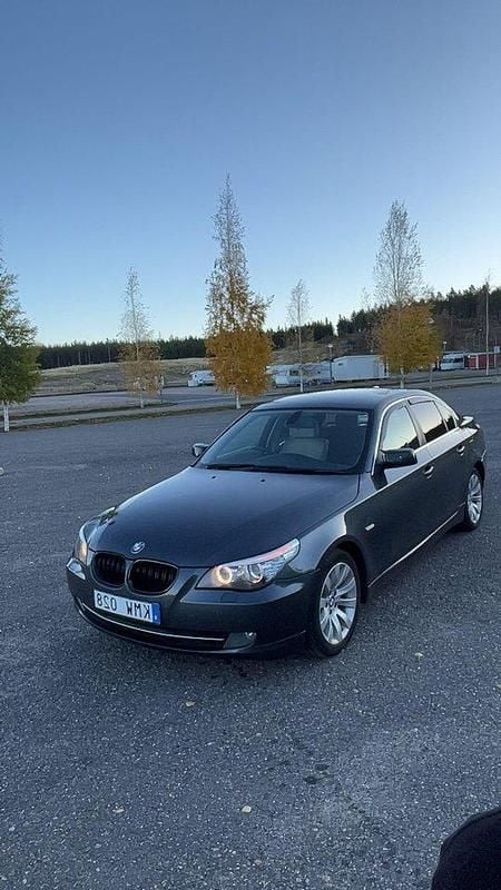 Grå Begagnad 2009 BMW 525 Sedan | 75 000 kr (Lite dyr) - Bild 1/4