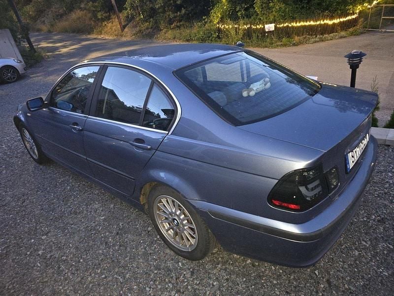 Blå Begagnad 2002 BMW 320 Sedan | 65 000 kr (Lite dyr) - Bild 1/4