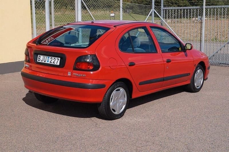 Begagnad Renault Mégane 114 HK (83 kW) 1998 Röd Halvkombi