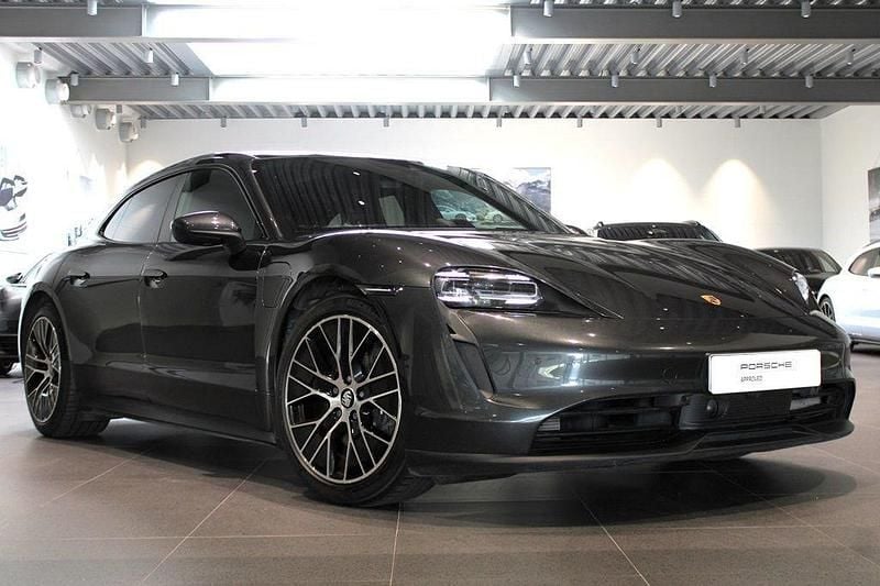 Mörkgrå (volcano grey metallic) Begagnad 2022 Porsche Taycan Sport Turismo Sedan | 595 000 kr (Bra pris) - Bild 1/4