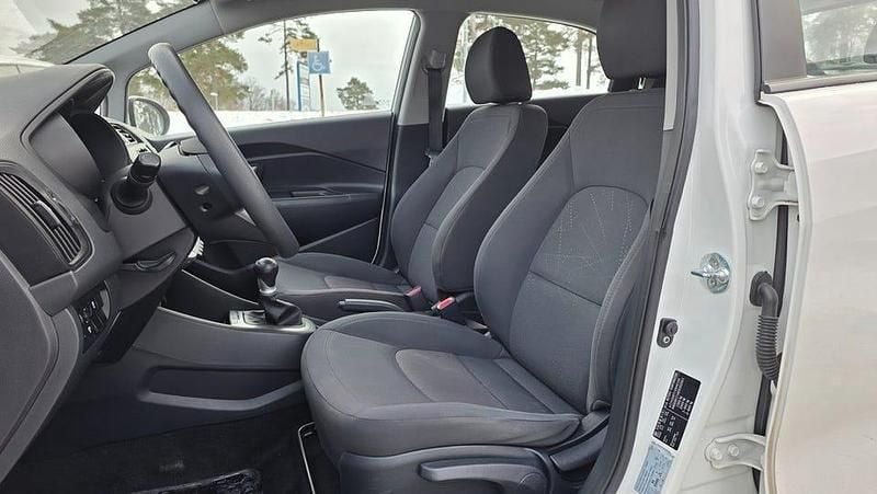 Begagnad Kia Rio 84 HK (61 kW) 2013 Vit Halvkombi