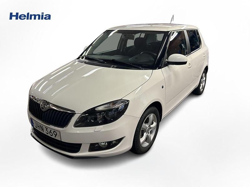 Vit Begagnad 2015 Skoda Fabia Halvkombi | 119 000 kr (Marknadspris) - Bild 1/4