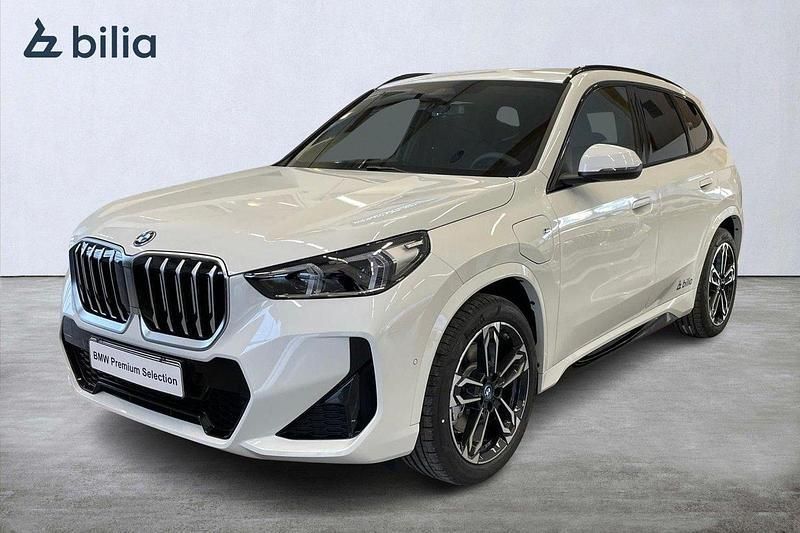 Vit Begagnad 2024 BMW X1 Comfort Edition SUV | 589 000 kr - Bild 1/4