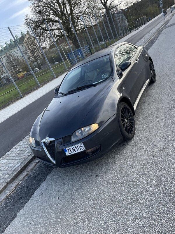 Grå Begagnad 2006 Alfa Romeo GT Distinctive Sportkupé | 20 000 kr - Bild 1/4