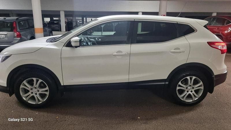 Vit Begagnad 2017 Nissan Qashqai SUV | 132 000 kr (Bra pris) - Bild 1/4