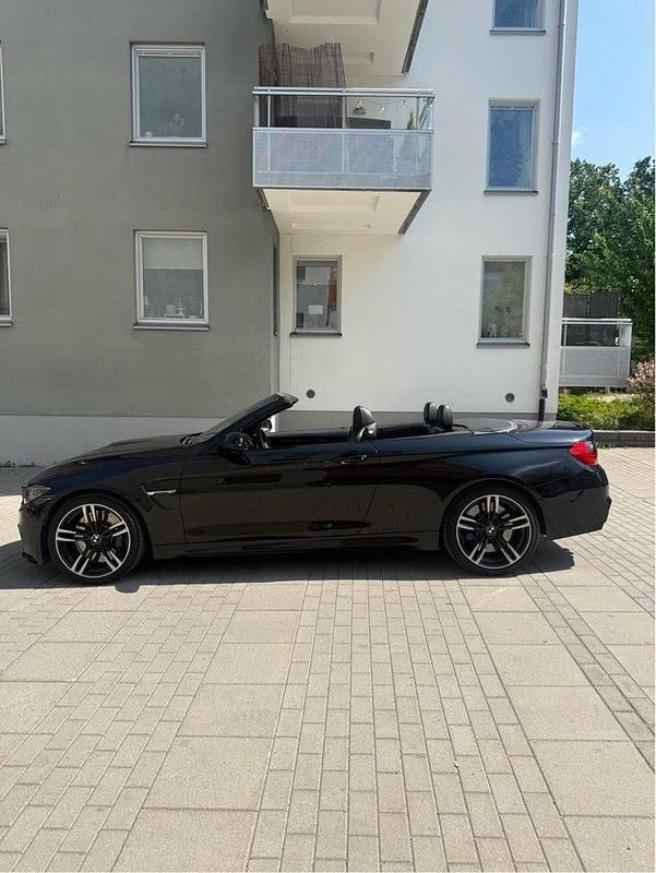 Svart Begagnad 2015 BMW M4 Cabriolet Cab | 429 000 kr (Marknadspris) - Bild 1/4