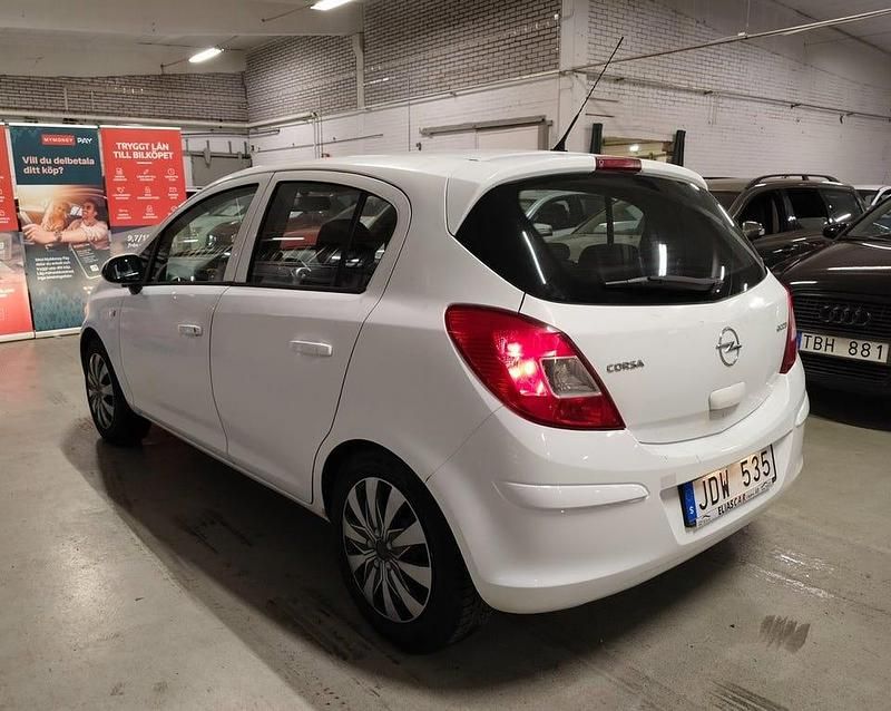 Begagnad Opel Corsa 75 HK (55 kW) 2008 Vit Halvkombi