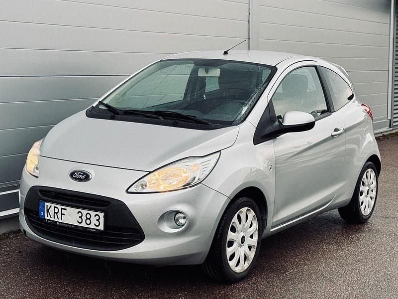 Grå Begagnad 2010 Ford Ka Titanium Halvkombi | 44 900 kr (Lite dyr) - Bild 1/4